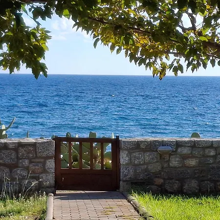 Vila Alisahni Beachfront